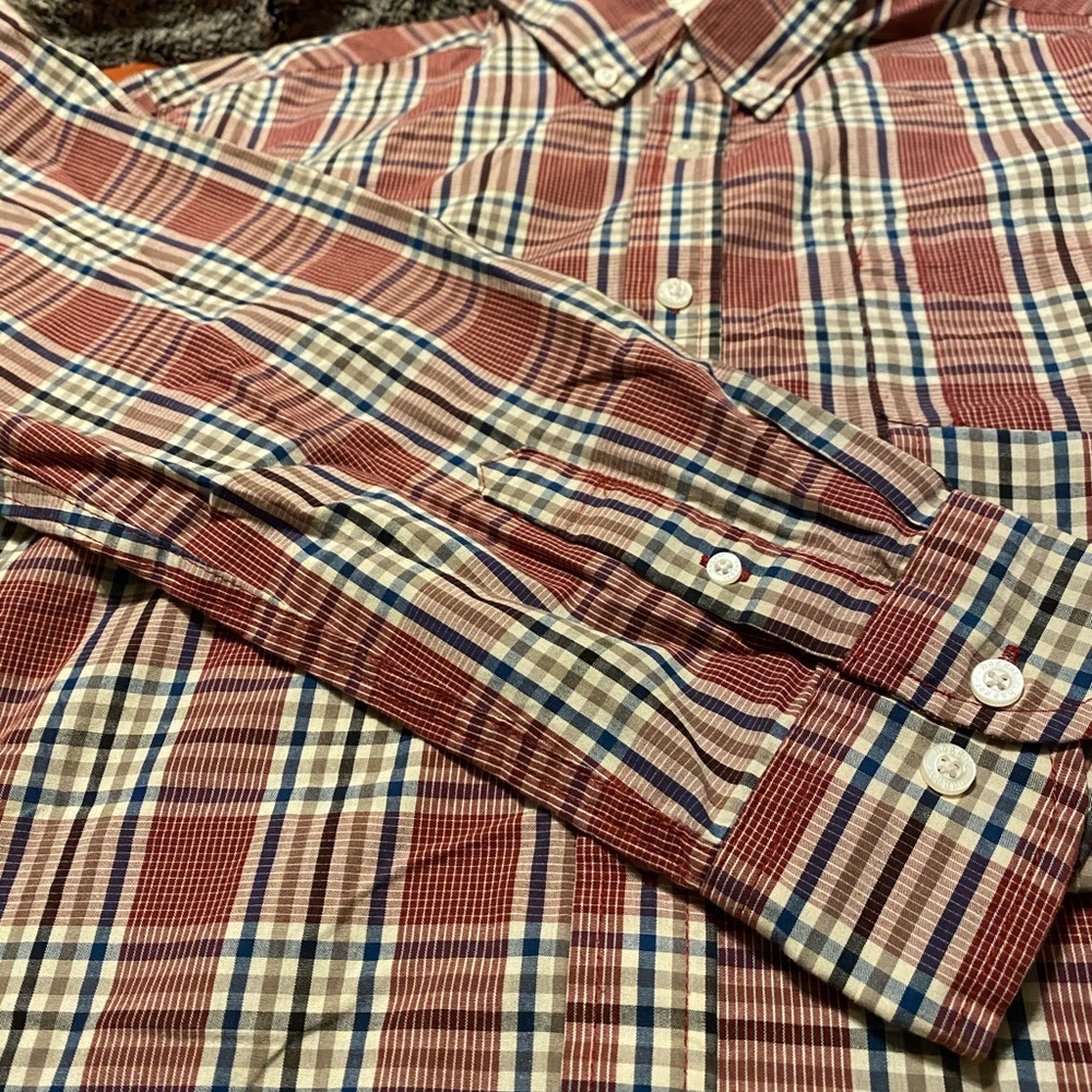 Two button down shirts - Picture 4 of 7
